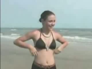 Dziewczyna lost bet had do rozbieranie na plaża