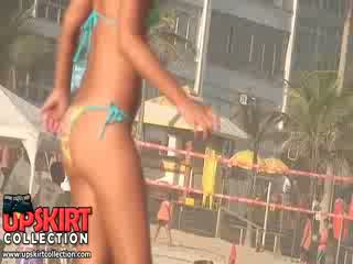 The playful bikini dolls cu uimitor și proaspăt bodies are having plaja distracție cu the ball