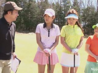 귀여운 아시아의 소녀 놀이 a 경기 의 조각 골프
