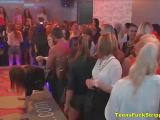 Gila ibu &amp; girlfriends menjadi shocking sluts selama sebuah stripper pesta