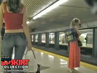 Moi gauche ma caché travail en la underground et surprit ce mignonne fille en étroit jeans