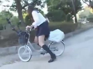 Японки момиче езда а vibrating велосипед thru на град (public squirting)