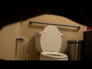 Поголена фітнес дівчина спіймана на туалет! відео